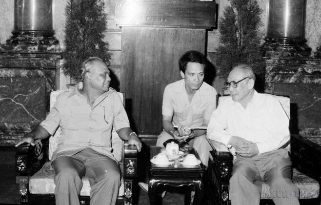 Chủ tịch Hội đồng Nh&agrave; nước V&otilde; Ch&iacute; C&ocirc;ng tiếp Ph&oacute; Thủ tướng Malaysia Abdul Ghafar bin Baba, ng&agrave;y 27/8/1988. (Ảnh: Kim H&ugrave;ng/TTXVN)