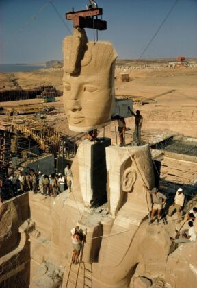 5 min 46 288x420 - Ai Cập: Xẻ ngôi đền cổ nặng 16.000 tấn thành 807 tảng đá để di chuyển đến vị trí mới