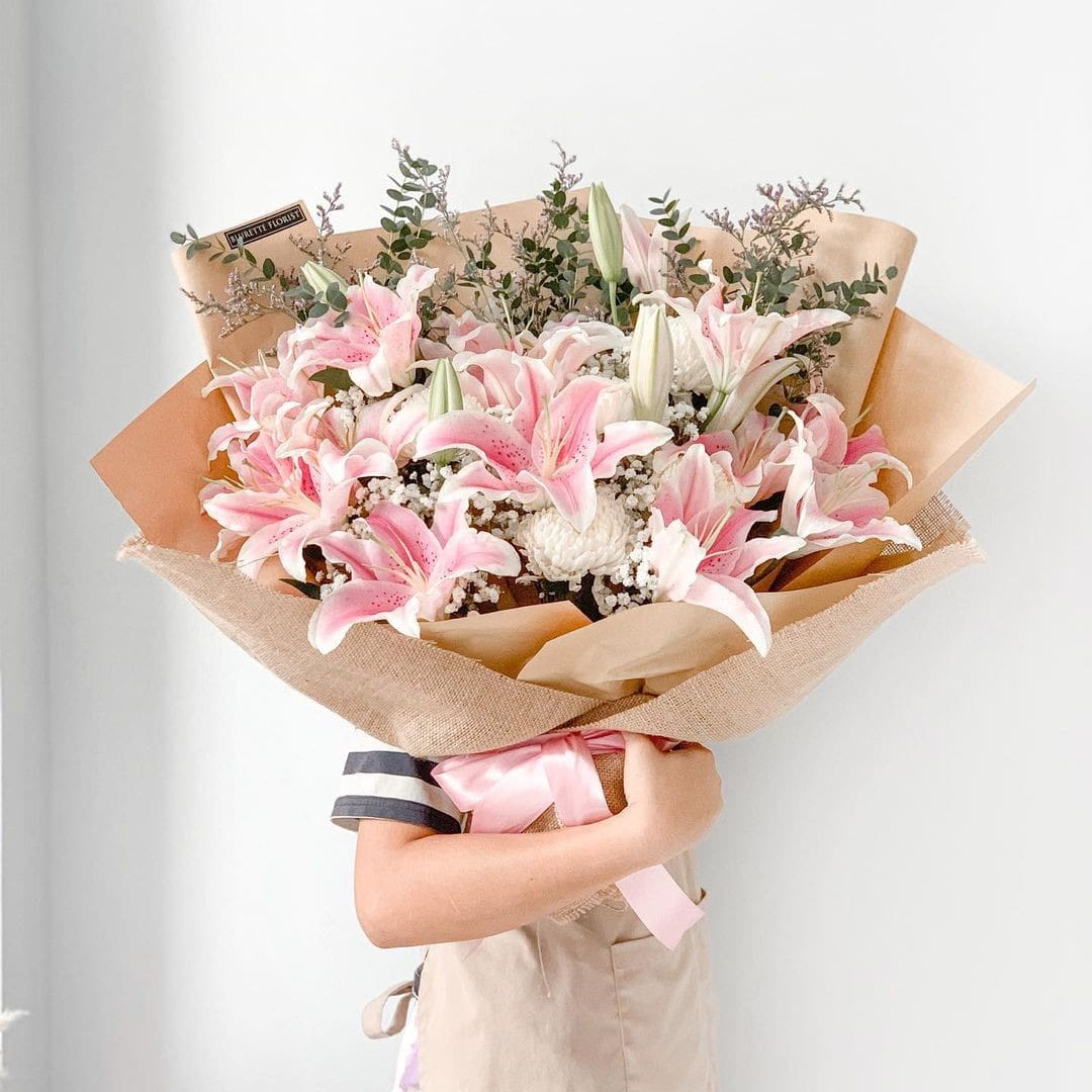 Hoa ly thường mang ý nghĩa về tình mẫu tử, sự tái sinh, tình cảm thân thương, nồng ấm.