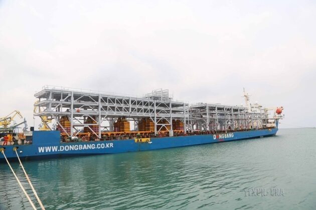 Ng&agrave;y 14/4/2022, 9 module đầu ti&ecirc;n nặng 709 tấn do C&ocirc;ng ty TNHH C&ocirc;ng nghiệp nặng Doosan Việt Nam (Doosan Vina) sản xuất, l&ecirc;n t&agrave;u vận chuyển đến Nh&agrave; m&aacute;y lọc h&oacute;a dầu Sarawak của Malaysia. (Ảnh: Sỹ Thắng/TTXVN)