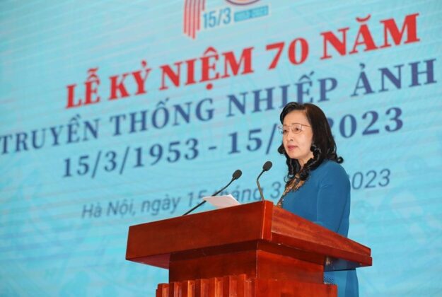 Chủ tịch Hội Nghệ sĩ Nhiếp ảnh Việt Nam Trần Thị Thu Đ&ocirc;ng đọc diễn văn kỷ niệm. (Ảnh: Thanh T&ugrave;ng/TTXVN)