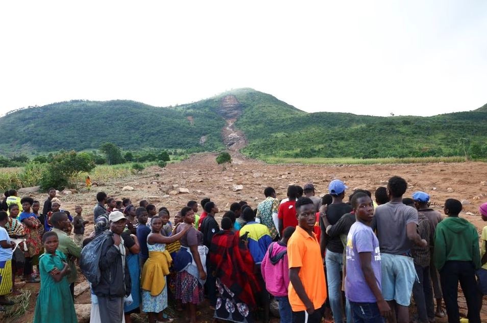 Dân làng Mtauchira nhìn đường đi của trận lở đất giết chết nhiều người do hậu quả của Bão Freddy ở Blantyre, Malawi, ngày 16/3.