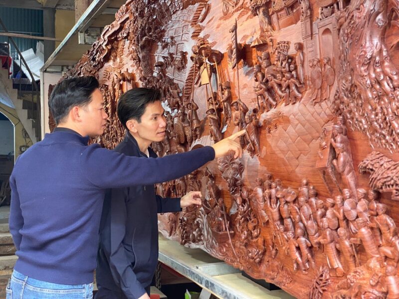 Hai anh em Bùi gia bên cạnh tác phẩm giá trị của mình. 