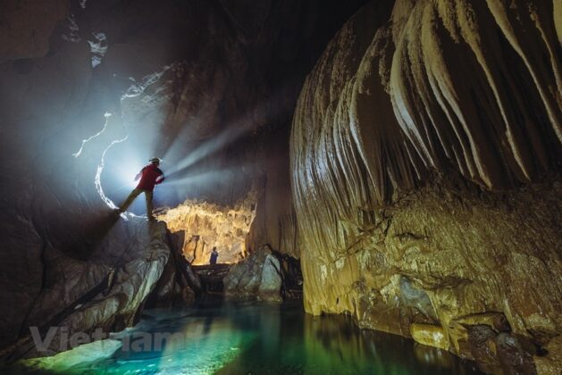 H&agrave;nh tr&igrave;nh kh&aacute;m ph&aacute; th&aacute;c nước tuyệt đẹp trong hang động triệu năm