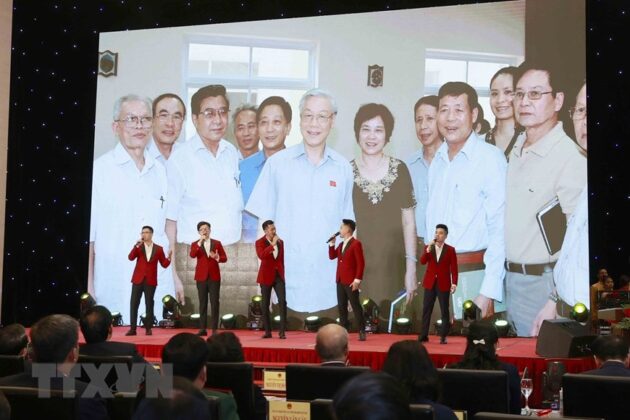 Tiết mục văn nghệ ch&agrave;o mừng lễ kỷ niệm. (Ảnh: Do&atilde;n Tấn/TTXVN)