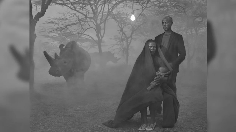Vợ chồng Alice, Stanley và con của họ phải di dời khi lũ lụt phá hủy ngôi nhà của họ ở Kenya, năm 2017. Đằng sau họ là hai con tê giác trắng phương Bắc cuối cùng trên thế giới.
