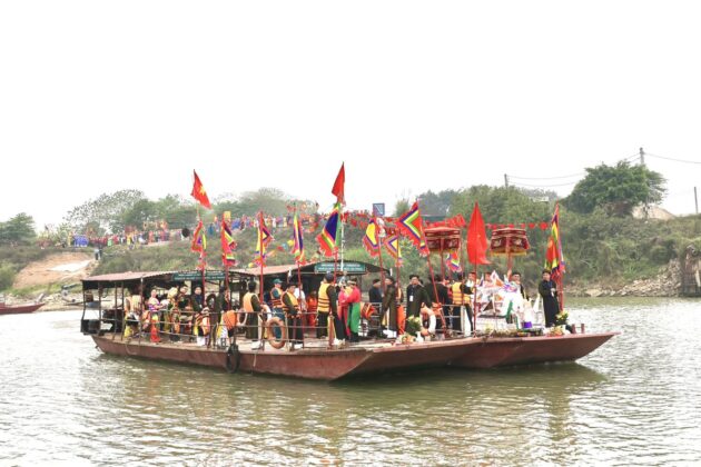 H&agrave;ng trăm người d&acirc;n tham gia lễ hội l&ecirc;n t&agrave;u rước kiệu tr&ecirc;n s&ocirc;ng Hồng.
