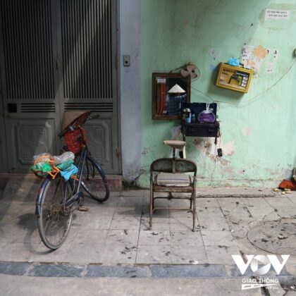 Cửa hiệu đơn giản tr&ecirc;n vỉa h&egrave; g&oacute;c phố cổ