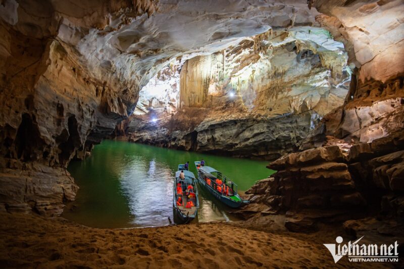 Khi vào hang Bi Ký, du khách được đưa đón bằng thuyền lớn hoặc tự chèo thuyền kayak. Trước đây, hang mở cửa đại trà cho khách tham quan nhưng do bãi neo đậu thuyền có diện tích nhỏ hẹp, vào mùa cao điểm dễ bị ùn ứ, nó đã bị tạm ngừng phục vụ du khách cơ bản (chỉ phục vụ những đoàn, nhóm đặt tour khám phá riêng). Khi vào hang Bi Ký, du khách được đưa đón bằng thuyền lớn hoặc tự chèo thuyền kayak. Trước đây, hang mở cửa đại trà cho khách tham quan nhưng do bãi neo đậu thuyền có diện tích nhỏ hẹp, vào mùa cao điểm dễ bị ùn ứ, nó đã bị tạm ngừng phục vụ du khách cơ bản (chỉ phục vụ những đoàn, nhóm đặt tour khám phá riêng).