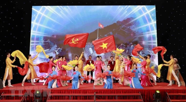 Tiết mục văn nghệ ch&agrave;o mừng lễ kỷ niệm. (Ảnh: Do&atilde;n Tấn/TTXVN)