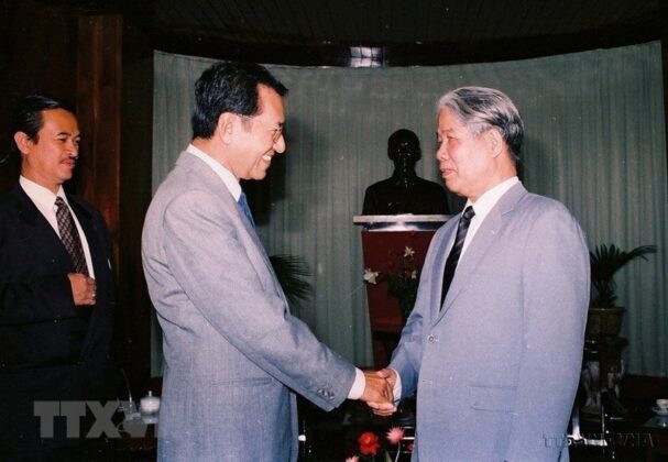 Tổng B&iacute; thư Đỗ Mười tiếp Thủ tướng Malaysia Mahathir Mohamad thăm ch&iacute;nh thức Việt Nam, ng&agrave;y 21/4/1992. (Ảnh: Kim H&ugrave;ng/TTXVN)