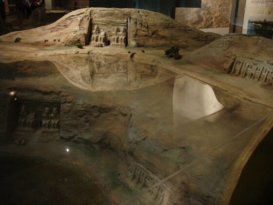 M&ocirc; h&igrave;nh đền Abu Simbel ở vị tr&iacute; cũ v&agrave; mới được trưng b&agrave;y trong bảo t&agrave;ng. Nỗ lực di dời Abu Simbel được xem l&agrave; v&ocirc; song trong lịch sử khảo cổ học. "Tượng đ&agrave;i h&ugrave;ng vĩ nhất được đẽo từ đ&aacute;, vi&ecirc;n ngọc qu&yacute; trong kho b&aacute;u của Nubian, đ&atilde; được cứu. Việc di chuyển c&aacute;c ng&ocirc;i đền cũng đ&atilde; ho&agrave;n th&agrave;nh giấc mơ x&acirc;y dựng một ng&ocirc;i đền bất tử của pharaoh Ramses II", cựu gi&aacute;m đốc Dịch vụ Di t&iacute;ch Nubia (Ai Cập) n&oacute;i. (Nguồn: Wikipedia)
