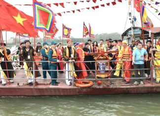 Độc đáo lễ hội cấp thủy trên sông Hồng giữa Thủ đô