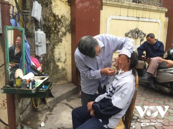 Đồ nghề tối thiểu nhưng vẫn rất đ&ocirc;ng kh&aacute;ch