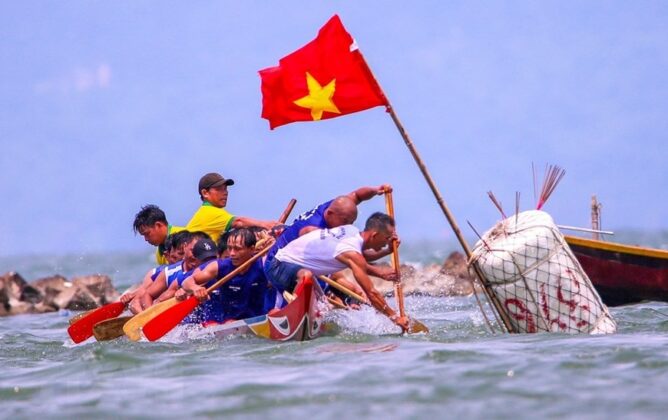 C&aacute;c vận động vi&ecirc;n nỗ lực tranh t&agrave;i tr&ecirc;n s&ocirc;ng H&agrave;n. (Ảnh: Trần L&ecirc; L&acirc;m/TTXVN)