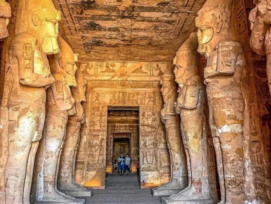 Sau hơn 2 năm miệt m&agrave;i l&agrave;m việc, Abu Simbel kh&aacute;nh th&agrave;nh tại địa điểm mới v&agrave;o ng&agrave;y 22/9/1968. Phần b&ecirc;n trong ng&ocirc;i đền c&oacute; bố cục tam gi&aacute;c giống hầu hết c&aacute;c ng&ocirc;i đền Ai Cập cổ đại, với nhiều ph&ograve;ng c&oacute; k&iacute;ch thước giảm dần từ ngo&agrave;i v&agrave;o trong. Ng&ocirc;i đền c&oacute; cấu tr&uacute;c phức tạp v&agrave; kh&aacute;c thường v&igrave; gồm nhiều gian b&ecirc;n. Ri&ecirc;ng sảnh Hypostyle d&agrave;i 18 m, rộng 16,7 m v&agrave; được chống đỡ bởi 8 c&acirc;y cột Osirid khổng lồ. (Nguồn: gabiw)