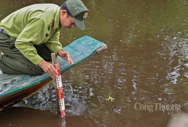 Mực nước tại c&aacute;c l&ograve;ng k&ecirc;nh thường xuy&ecirc;n được kiểm tra. Do nắng n&oacute;ng v&agrave; nền nhiệt hanh kh&ocirc;, mỗi ng&agrave;y mực nước bốc hơi hơn 1cm. Thời điểm n&agrave;y ở c&aacute;c ph&acirc;n khu bảo vệ nghi&ecirc;m ngặt v&agrave; phục hồi sinh th&aacute;i của Vườn quốc gia U Minh Hạ, mực nước trong c&aacute;c l&ograve;ng k&ecirc;nh đạt từ 2,5 m&eacute;t đến hơn 2,6 m&eacute;t