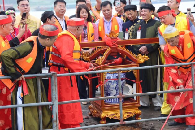 C&aacute;c cụ l&atilde;o l&agrave;ng tiến h&agrave;nh c&aacute;c nghi thức quan trọng trong Lễ hội.