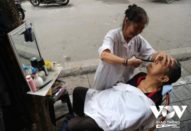 Cụ b&agrave; l&agrave;m nghề cắt t&oacute;c tr&ecirc;n phố H&agrave;ng Buồm, ngay trước cửa nh&agrave; m&igrave;nh đ&atilde; nhiều chục năm. Kh&aacute;ch h&agrave;ng chủ yếu l&agrave; h&agrave;ng x&oacute;m...