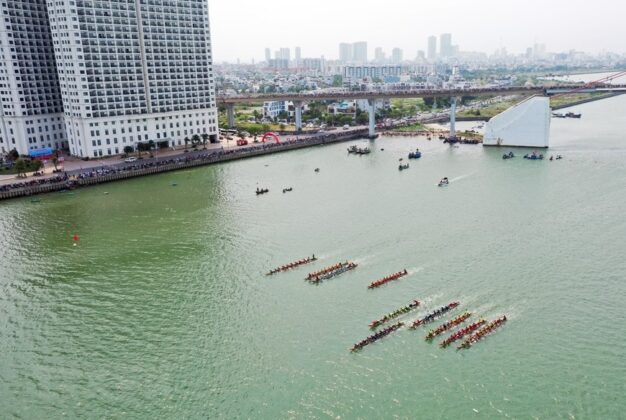 Xuất ph&aacute;t đua thuyền tr&ecirc;n s&ocirc;ng H&agrave;n ch&agrave;o mừng ng&agrave;y Giải ph&oacute;ng th&agrave;nh phố Đ&agrave; Nẵng. (Ảnh: Trần L&ecirc; L&acirc;m/TTXVN)