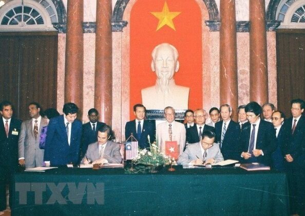 Bộ trưởng Ngoại giao Nguyễn Mạnh Cầm v&agrave; Bộ trưởng Ngoại giao Malaysia Abdullah Ahmad Badawi k&yacute; Hiệp định về hợp t&aacute;c kinh tế-khoa học kỹ thuật, ng&agrave;y 20/4/1992. (Ảnh: Kim H&ugrave;ng/TTXVN)