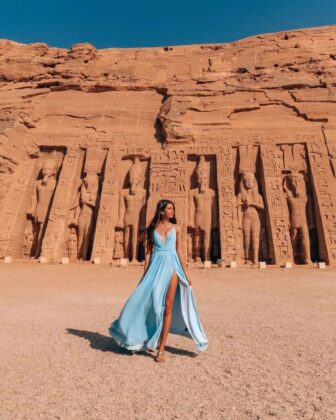 Ng&agrave;y nay, Abu Simbel l&agrave; một trong những điểm đến hấp dẫn ở Ai Cập, đ&oacute;n v&agrave;i trăm du kh&aacute;ch mỗi ng&agrave;y. Hầu hết du kh&aacute;ch đến đền bằng đường bộ từ th&agrave;nh phố Aswan, phải xuất ph&aacute;t từ 2h-3h. Hoặc du kh&aacute;ch c&oacute; thể chọn đi m&aacute;y bay, đ&aacute;p tại s&acirc;n bay x&acirc;y dựng đặc biệt d&agrave;nh cho quần thể đền thờ với chi ph&iacute; cao hơn. (Nguồn: @voyagefox_)