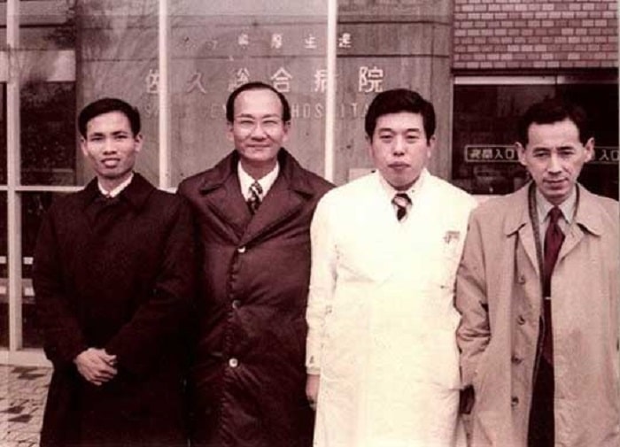 Bác sĩ Nguyễn Thiện Thành (thứ 2 từ trái qua) trong thời gian công tác tại nước ngoài.