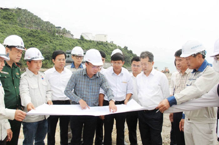 Bí thư Thành ủy Nguyễn Văn Quảng (thứ 3, bên phải sang) kiểm tra dự án Bến cảng Liên Chiểu - phần cơ sở hạ tầng dùng chung. Ảnh: HOÀNG HIỆP
