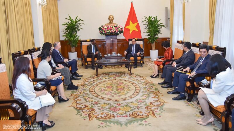 Bộ trưởng Ngoại giao Bùi Thanh Sơn tiếp Giám đốc Trung tâm Di sản Thế giới của UNESCO Lazare Eloundou Assomo ngày 27/2. 