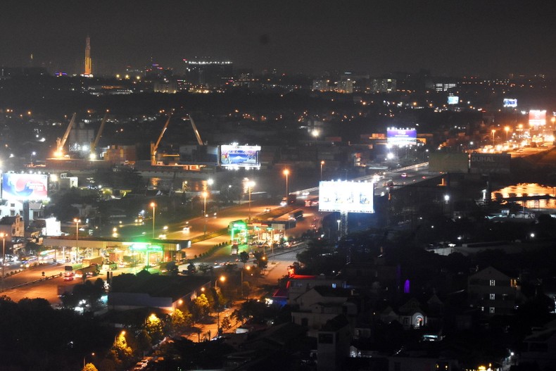 Cầu Đồng Nai trên quốc lộ 1 kết nối đường bộ giữa tỉnh Đồng Nai và Thành phố Hồ Chí Minh (qua địa phận tỉnh Bình Dương).