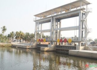 Công trình cống ngăn mặn trữ ngọt ở Giồng Trôm (Bến Tre) vận hành giúp người dân ứng phó với hạn, mặn.