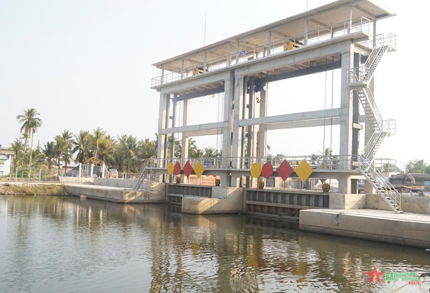 Công trình cống ngăn mặn trữ ngọt ở Giồng Trôm (Bến Tre) vận hành giúp người dân ứng phó với hạn, mặn.