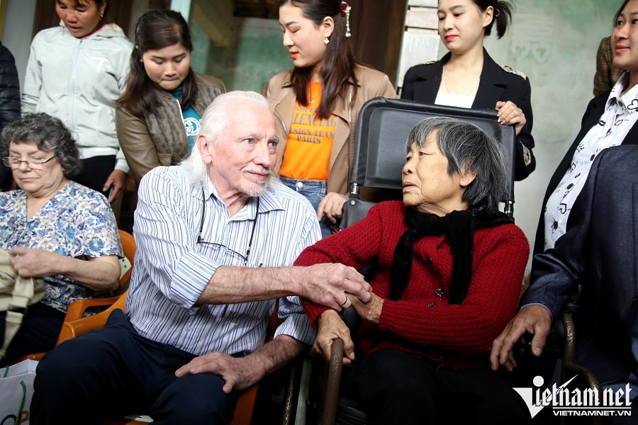 Cựu binh Mỹ Peter Mathews thăm hỏi thân nhân liệt sĩ Cao Xuân Tuất.