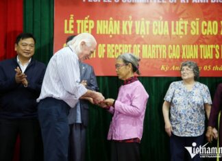 Cựu binh Mỹ trao trả nhật ký cho gia đình liệt sĩ ở Hà Tĩnh