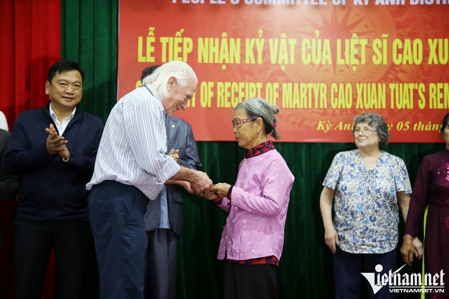 Cựu binh Mỹ trao trả nhật ký cho gia đình liệt sĩ ở Hà Tĩnh