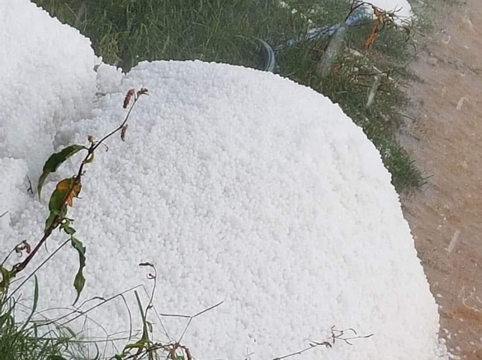 Đá đắp thành từng đống sau mưa.