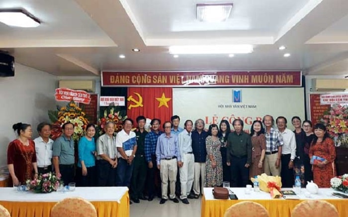 Đại biểu và khách mời chụp ảnh lưu niệm