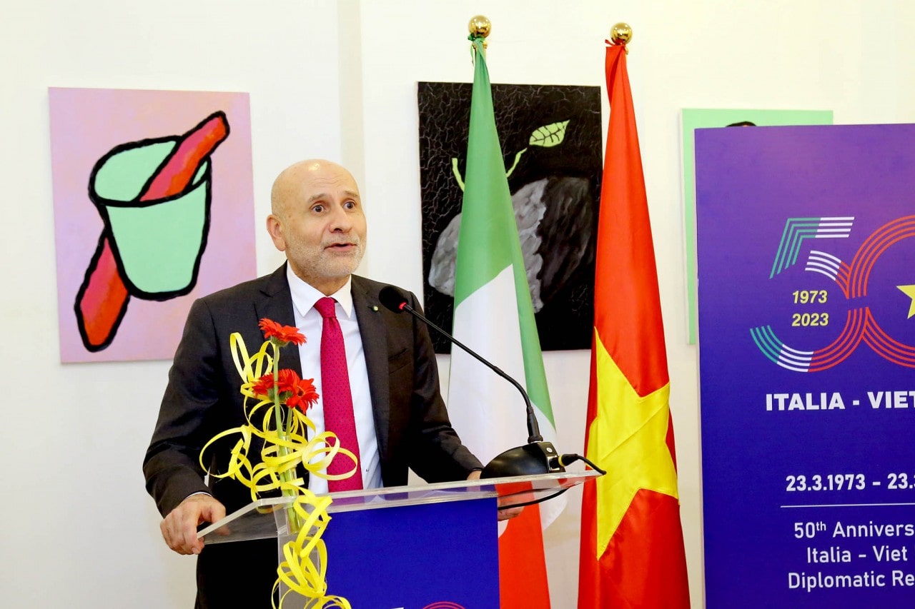 Đại sứ Italy tại Việt Nam Antonio Alessandro phát biểu khai mạc buổi lễ.