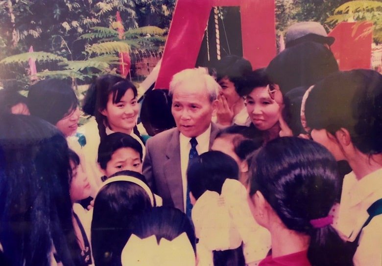 Đại tướng Chu Huy Mân giao lưu với thế hệ trẻ.