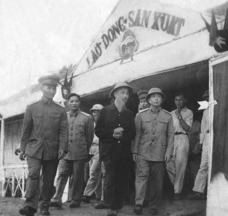Đồng chí Chu Huy Mân, Chính ủy Quân khu Tây Bắc đón Chủ tịch Hồ Chí Minh đến thăm và làm việc tại Thuận Châu, Sơn La, tháng 5/1959.