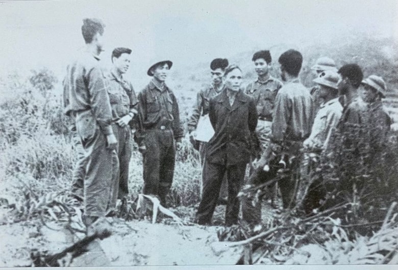 Đồng chí Chu Huy Mân, Tư lệnh Quân khu 5 kiểm tra các đơn vị chiến đấu năm 1973.