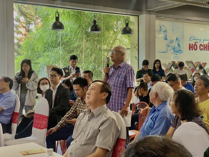 Dong dao ban doc den giao luu cung tac gia vao sang ngay 11 3 min - Thượng tướng Nguyễn Chí Vịnh giới thiệu tác phẩm “Người thầy” tại TP HCM