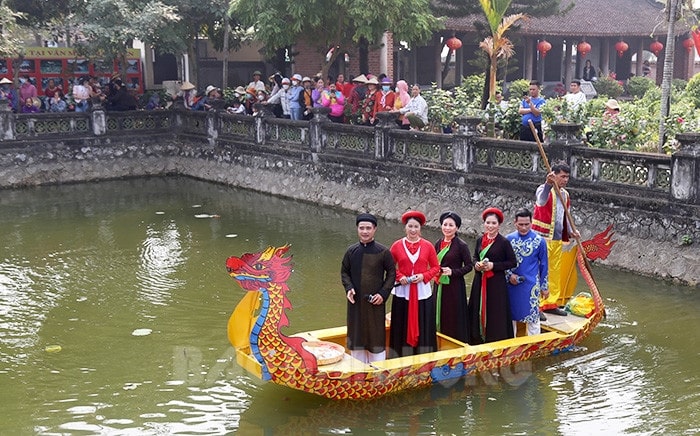 Hát quan họ trong khuôn viên di tích
