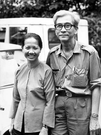 Hình ba, mẹ tác giả chụp vào năm 1972. Hình ba, mẹ tác giả chụp vào năm 1972.
