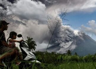 Cận cảnh núi lửa Merapi ở Indonesia phun trào