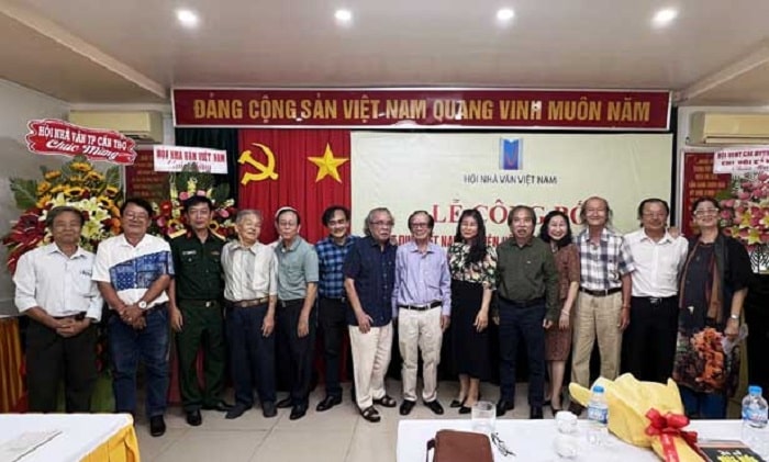 Lãnh đạo Hội Nhà văn Việt Nam và Liên hiệp các Hội VHNT TP Cần Thơ chụp ảnh lưu niệm với Chi hội 