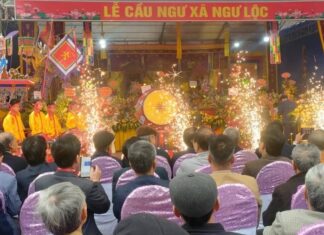 Chen chân lên chùa xem Lễ hội cầu ngư lớn nhất xứ Thanh Chen chân lên chùa xem Lễ hội cầu ngư lớn nhất xứ Thanh