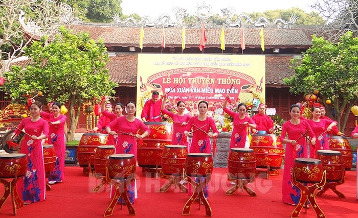 Màn trống khai hội truyền thống Văn miếu Mao Điền do tập thể diễn viên Nhà hát Chèo Hải Dương biểu diễn
