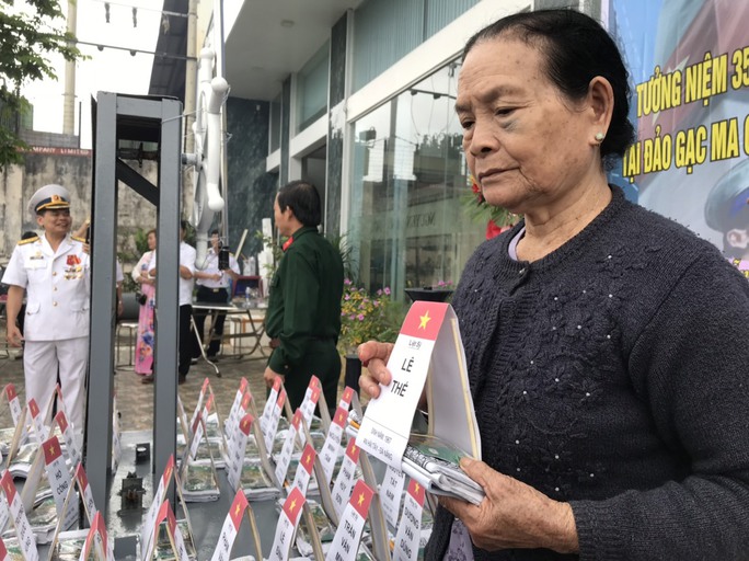 Mẹ của liệt sĩ Lê Thế tại lễ tưởng niệm