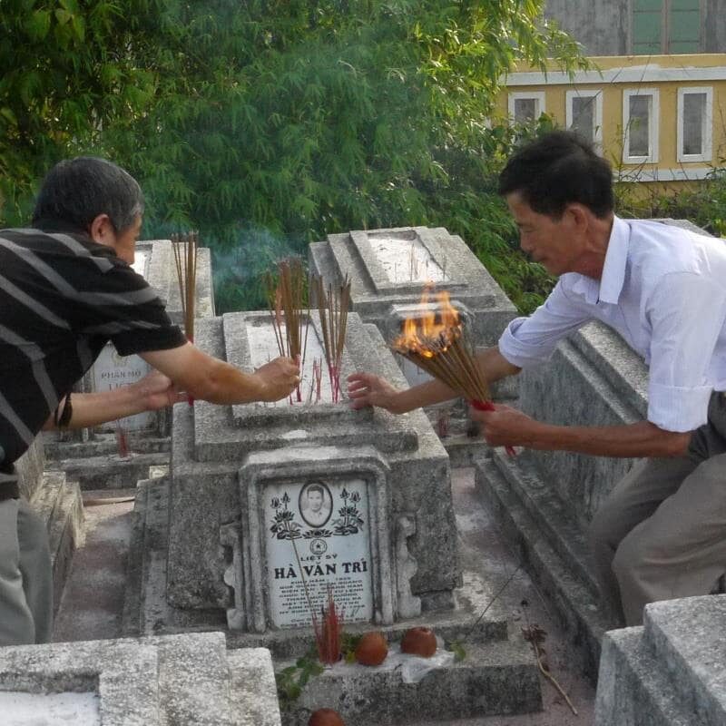 Người dân xã Hòa Châu hương khói mộ liệt sĩ Hà Văn Trí.